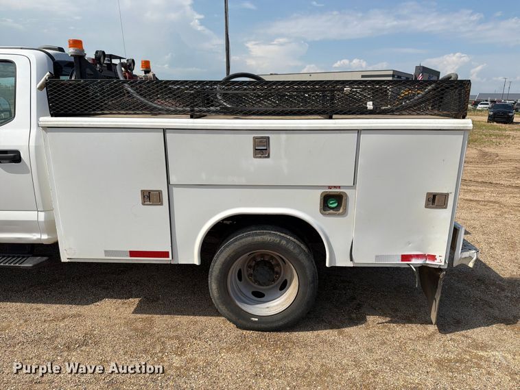 image for item ER1821 2020 Ford F450 Super Duty Crew Cab utility / service truck