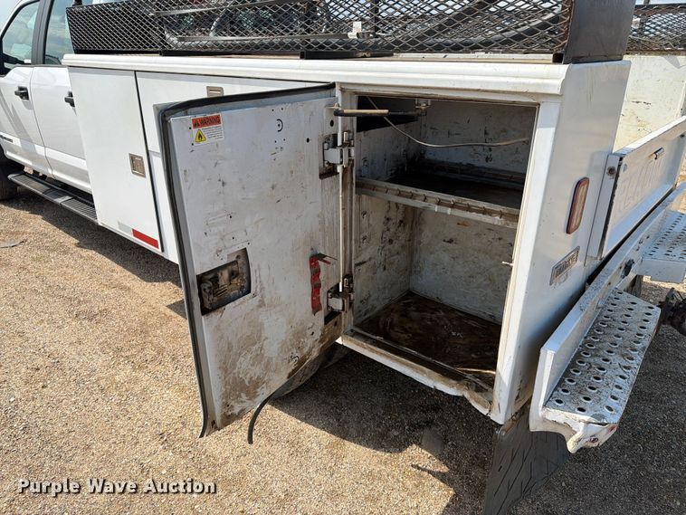 image for item ER1821 2020 Ford F450 Super Duty Crew Cab utility / service truck