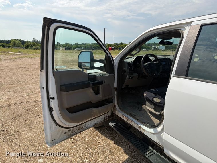 image for item ER1821 2020 Ford F450 Super Duty Crew Cab utility / service truck