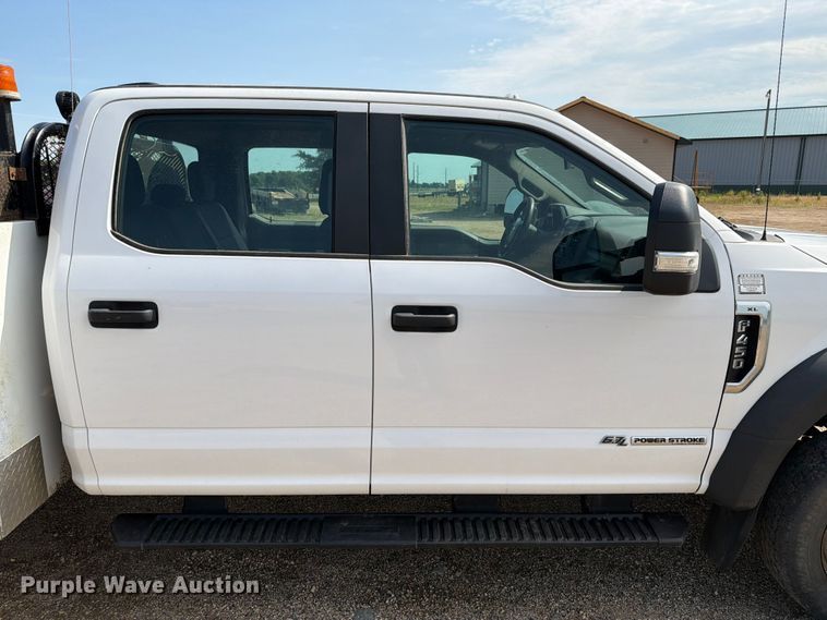 image for item ER1821 2020 Ford F450 Super Duty Crew Cab utility / service truck