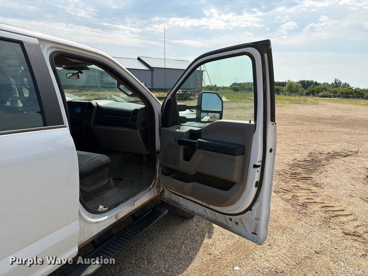 image for item ER1821 2020 Ford F450 Super Duty Crew Cab utility / service truck