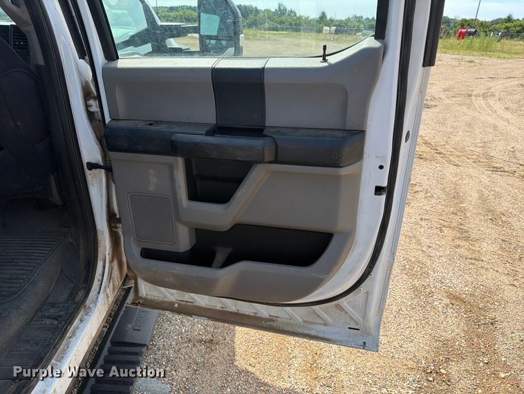 image for item ER1821 2020 Ford F450 Super Duty Crew Cab utility / service truck