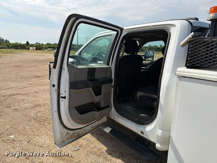image for item ER1821 2020 Ford F450 Super Duty Crew Cab utility / service truck