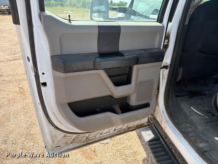 image for item ER1821 2020 Ford F450 Super Duty Crew Cab utility / service truck