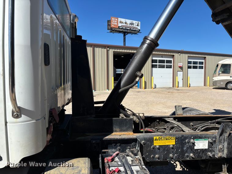 image for item ER3062 2005 Freightliner Business Class M2 dump truck