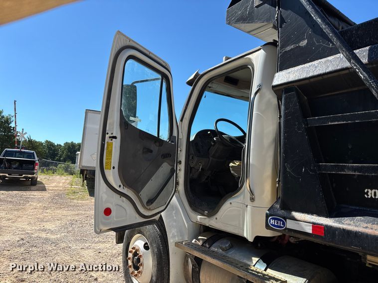 image for item ER3062 2005 Freightliner Business Class M2 dump truck