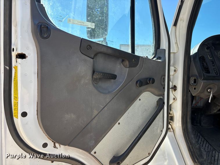 image for item ER3062 2005 Freightliner Business Class M2 dump truck