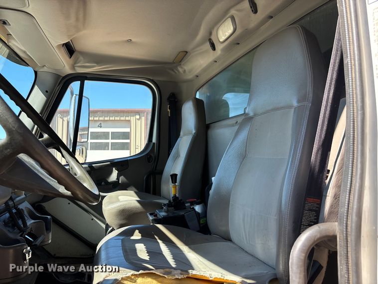image for item ER3062 2005 Freightliner Business Class M2 dump truck