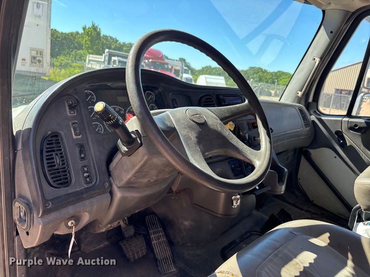 image for item ER3062 2005 Freightliner Business Class M2 dump truck