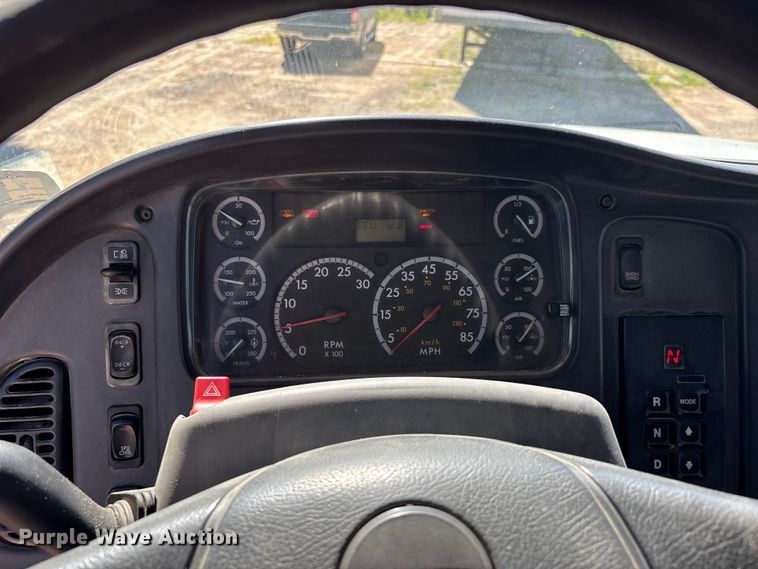 image for item ER3062 2005 Freightliner Business Class M2 dump truck