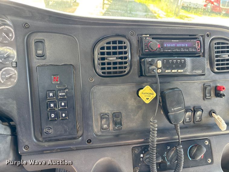 image for item ER3062 2005 Freightliner Business Class M2 dump truck