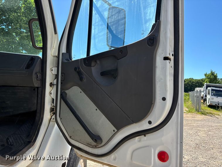 image for item ER3062 2005 Freightliner Business Class M2 dump truck