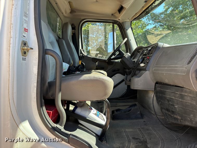 image for item ER3062 2005 Freightliner Business Class M2 dump truck