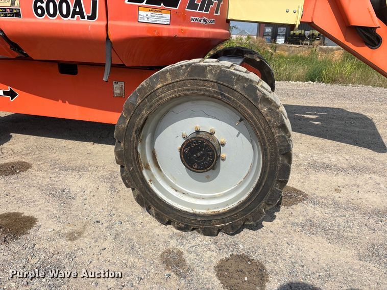 image for item ER3073 2012 JLG 600AJ boom lift