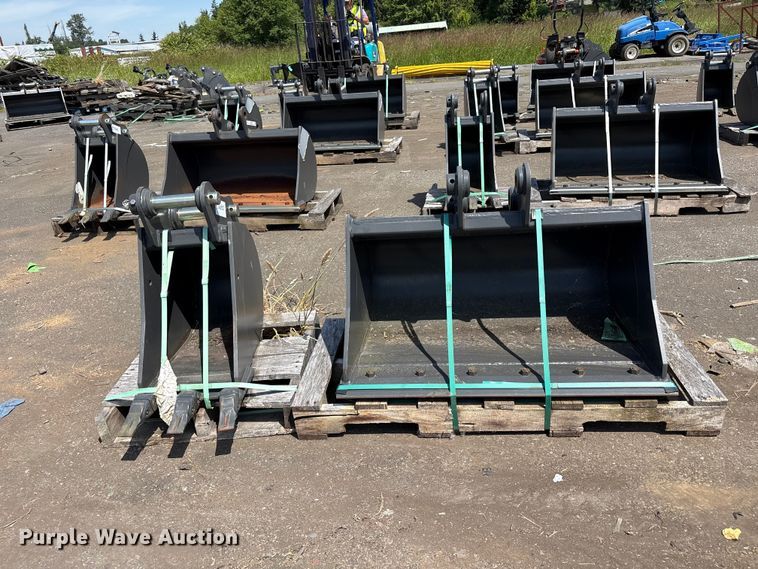 image for item ET0630 (2) CNH Industrial CNH33.37 excavator buckets