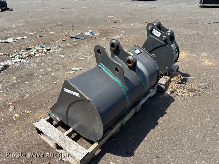 image for item ET0630 (2) CNH Industrial CNH33.37 excavator buckets