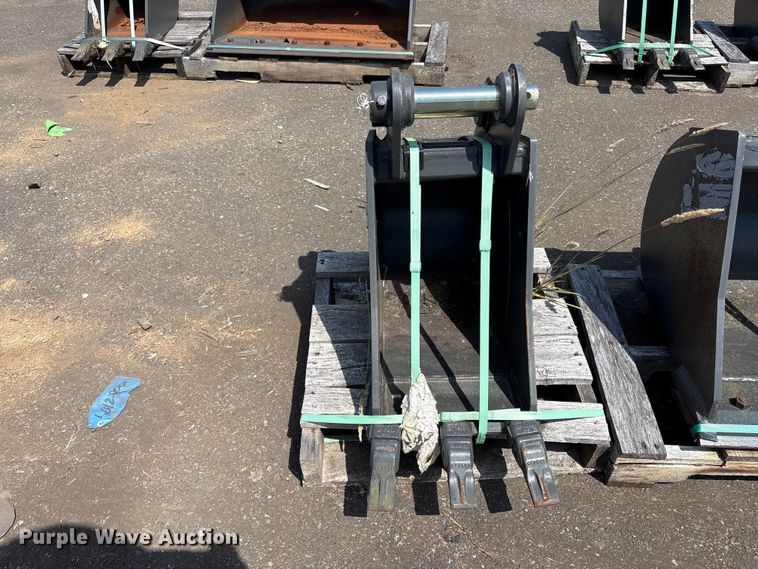 image for item ET0630 (2) CNH Industrial CNH33.37 excavator buckets
