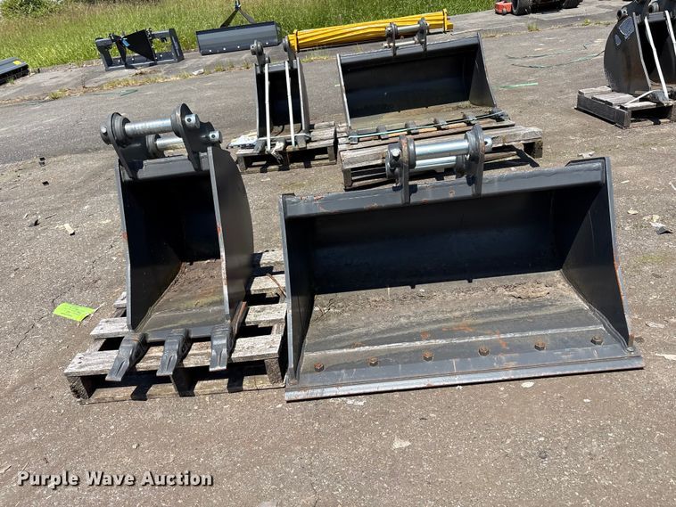 image for item ET0651 (2) CNH Industrial CNH33.37 excavator buckets