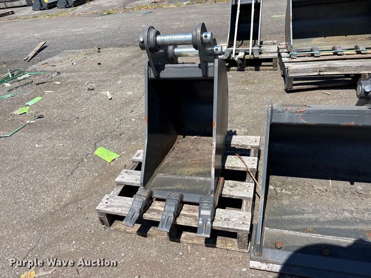 image for item ET0651 (2) CNH Industrial CNH33.37 excavator buckets