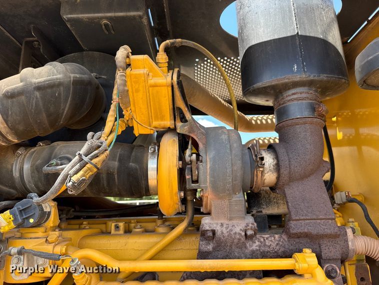 image for item ET6447 2010 John Deere 672G motor grader