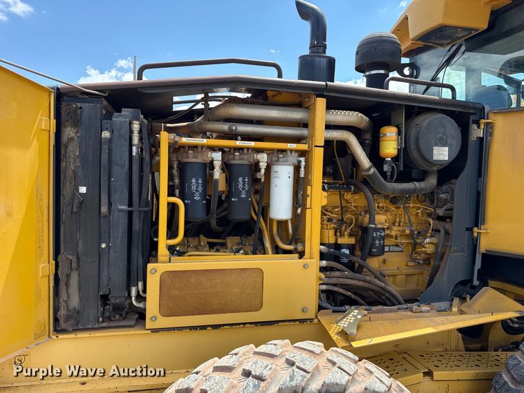 image for item ET6447 2010 John Deere 672G motor grader