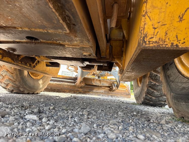 image for item ET6447 2010 John Deere 672G motor grader