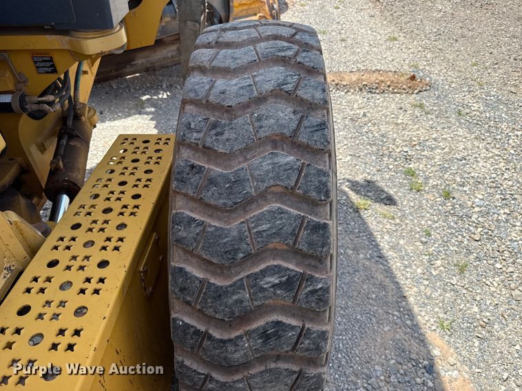 image for item ET6447 2010 John Deere 672G motor grader
