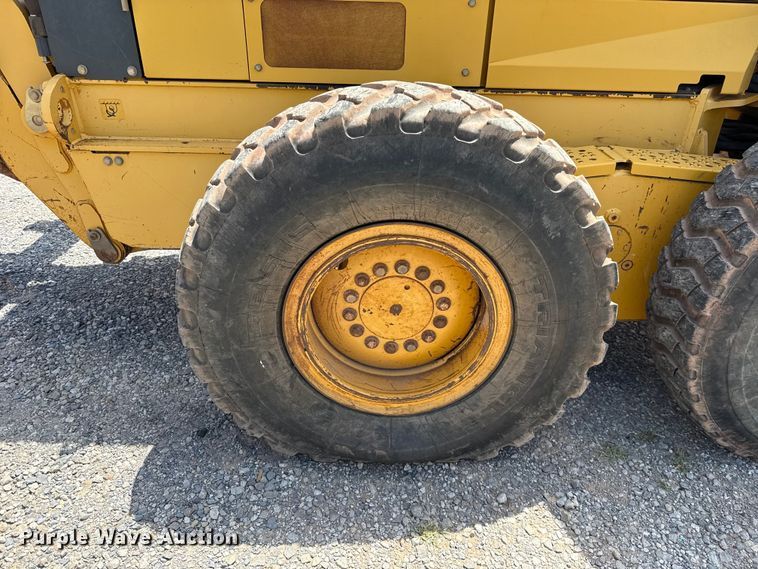 image for item ET6447 2010 John Deere 672G motor grader