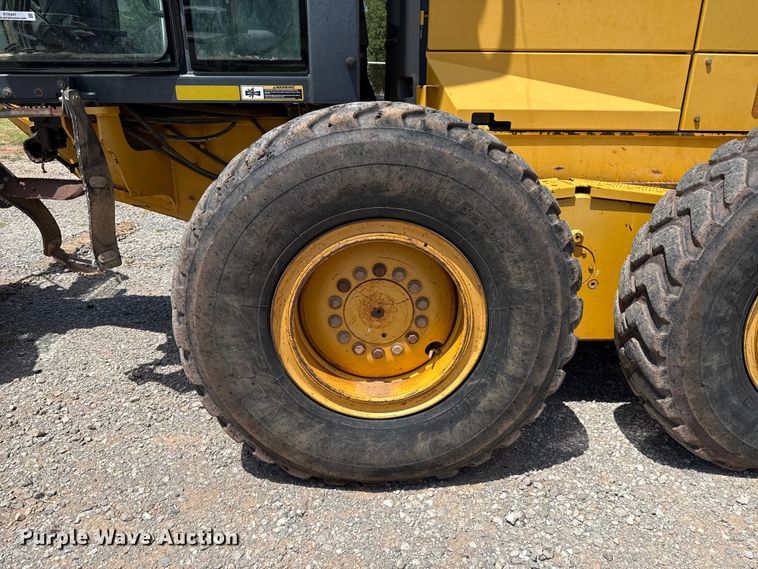 image for item ET6447 2010 John Deere 672G motor grader