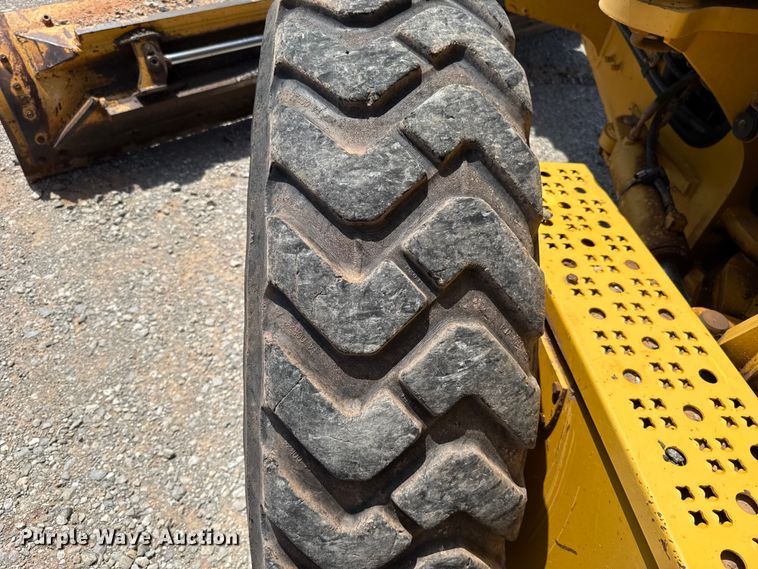image for item ET6447 2010 John Deere 672G motor grader