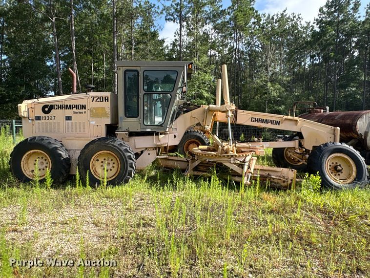 image for item EU0682 1999 Champion 720A motor grader