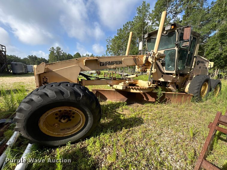 image for item EU0682 1999 Champion 720A motor grader