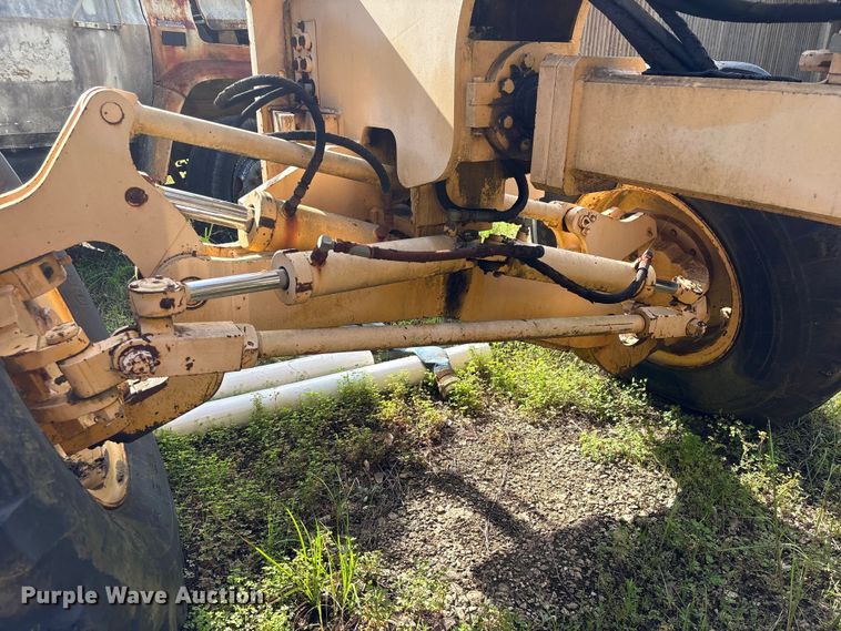 image for item EU0682 1999 Champion 720A motor grader