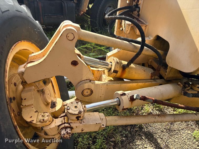 image for item EU0682 1999 Champion 720A motor grader