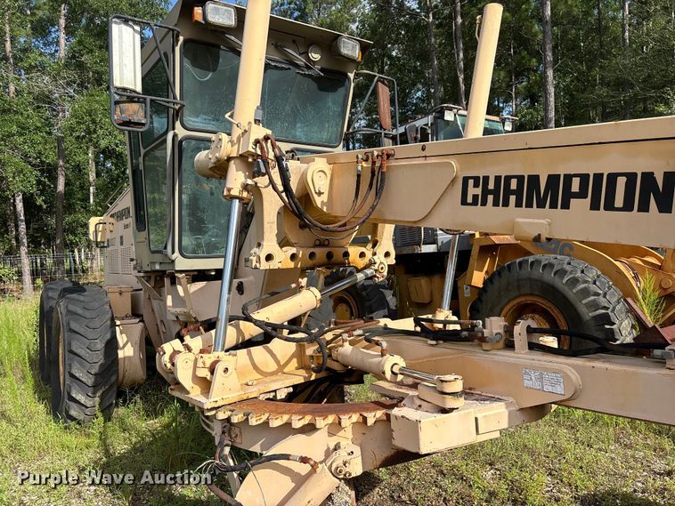 image for item EU0682 1999 Champion 720A motor grader