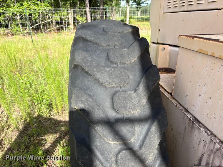 image for item EU0682 1999 Champion 720A motor grader