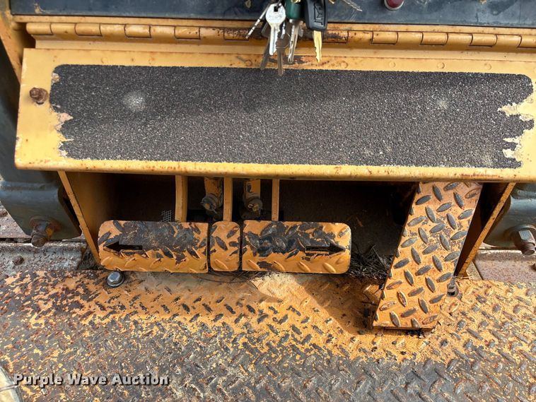 image for item EU0690 1998 Case 550G dozer