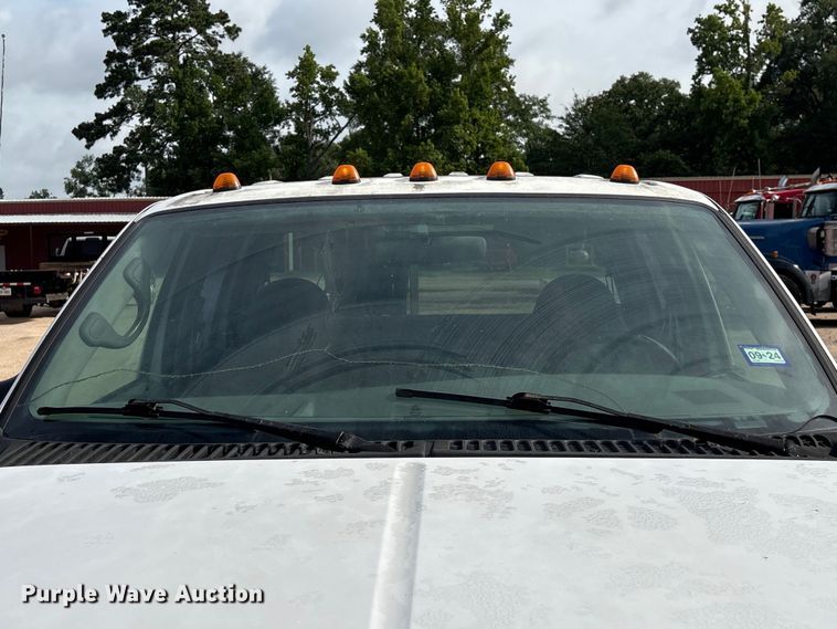 image for item EU0704 2000 Ford F350 Super Duty Crew Cab utility bed pickup truck