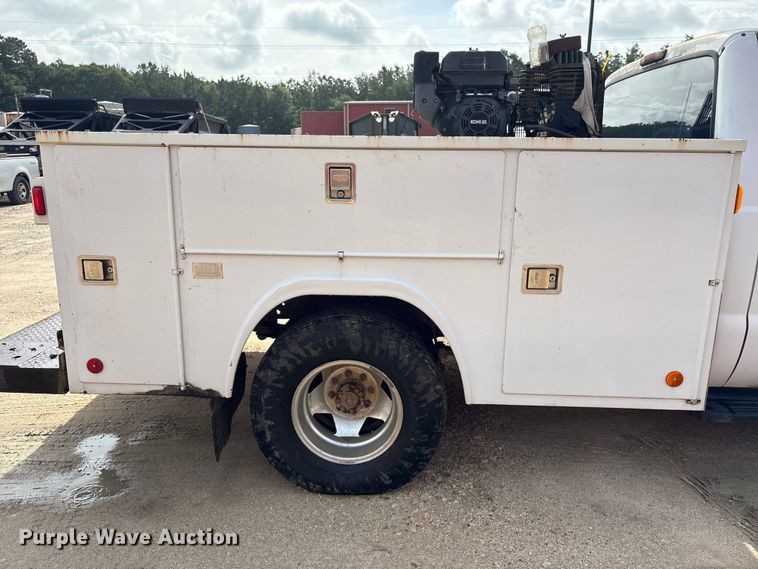 image for item EU0704 2000 Ford F350 Super Duty Crew Cab utility bed pickup truck