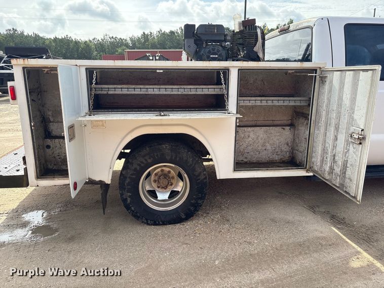 image for item EU0704 2000 Ford F350 Super Duty Crew Cab utility bed pickup truck