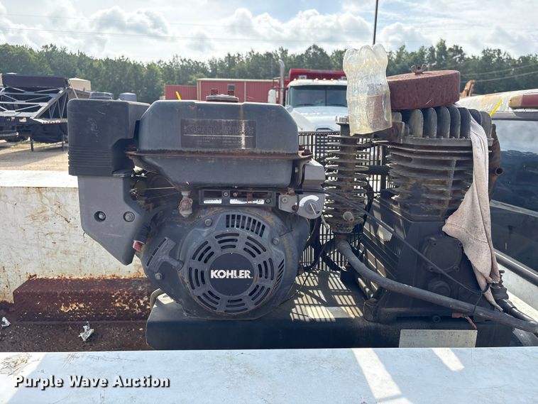 image for item EU0704 2000 Ford F350 Super Duty Crew Cab utility bed pickup truck