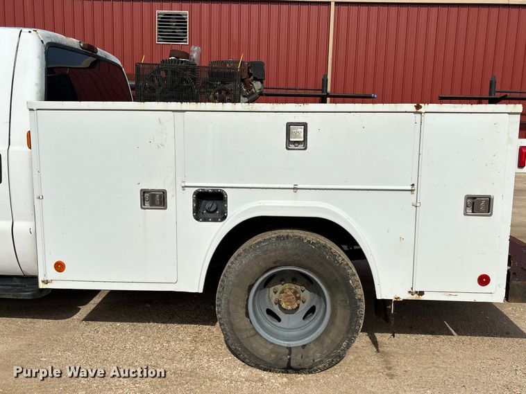 image for item EU0704 2000 Ford F350 Super Duty Crew Cab utility bed pickup truck