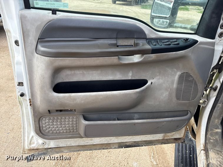 image for item EU0704 2000 Ford F350 Super Duty Crew Cab utility bed pickup truck