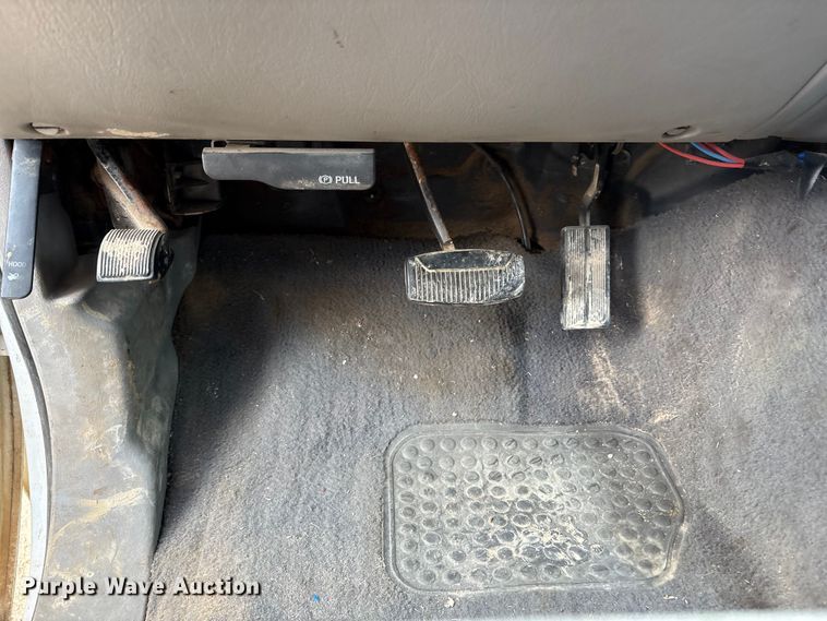 image for item EU0704 2000 Ford F350 Super Duty Crew Cab utility bed pickup truck