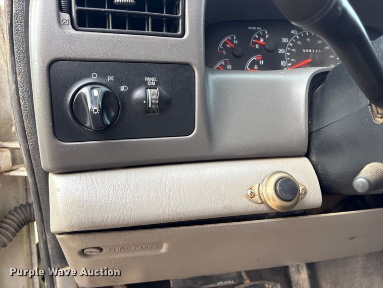 image for item EU0704 2000 Ford F350 Super Duty Crew Cab utility bed pickup truck