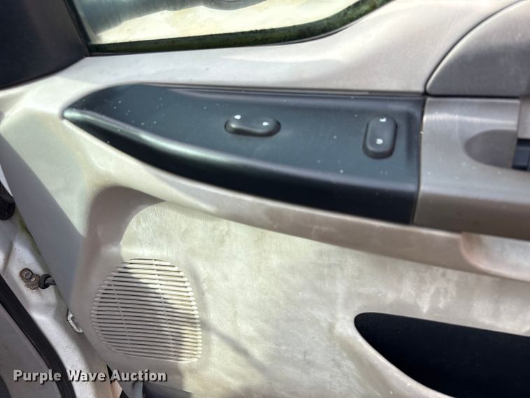 image for item EU0704 2000 Ford F350 Super Duty Crew Cab utility bed pickup truck