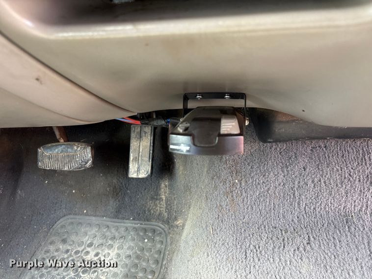 image for item EU0704 2000 Ford F350 Super Duty Crew Cab utility bed pickup truck