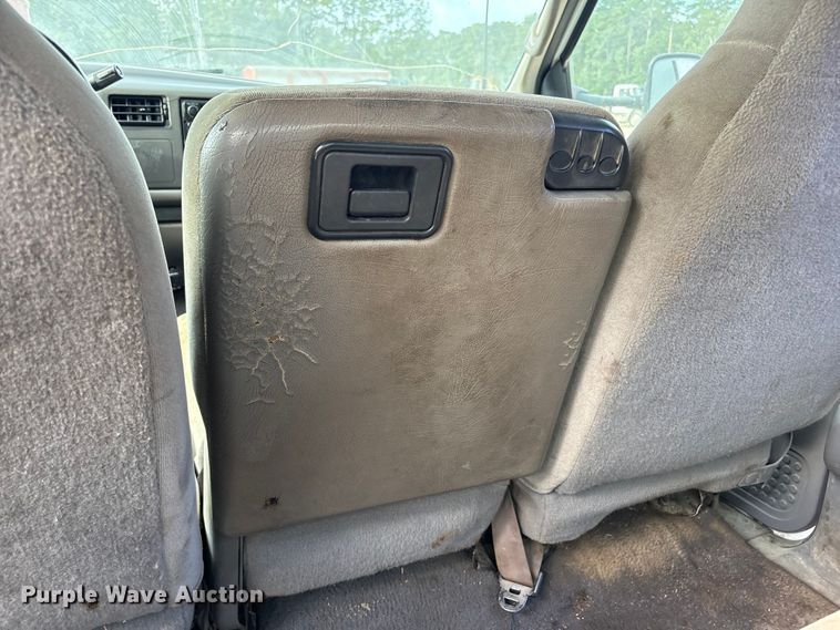 image for item EU0704 2000 Ford F350 Super Duty Crew Cab utility bed pickup truck
