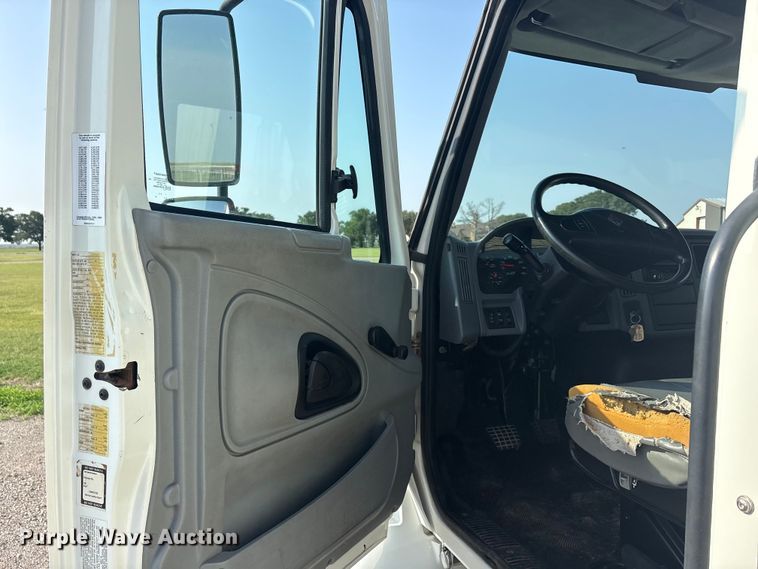 image for item EU5741 2005 International 4300 utility / service truck
