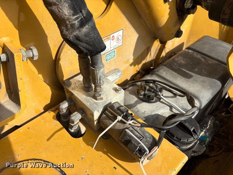 image for item EU5763 2013 Vermeer BC1000XL wood chipper